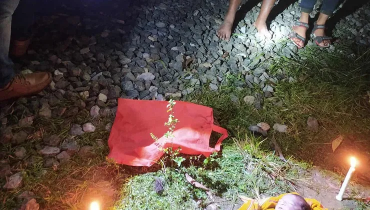 কসবায় রেললাইনের পাশে নবজাতকের মরদেহ