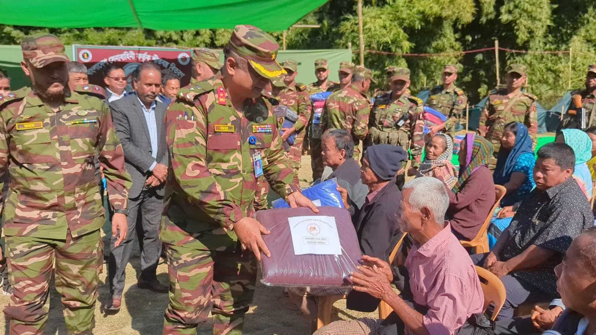 রাঙ্গামাটিতে সেনাবাহিনীর শীতবস্ত্র বিতরণ