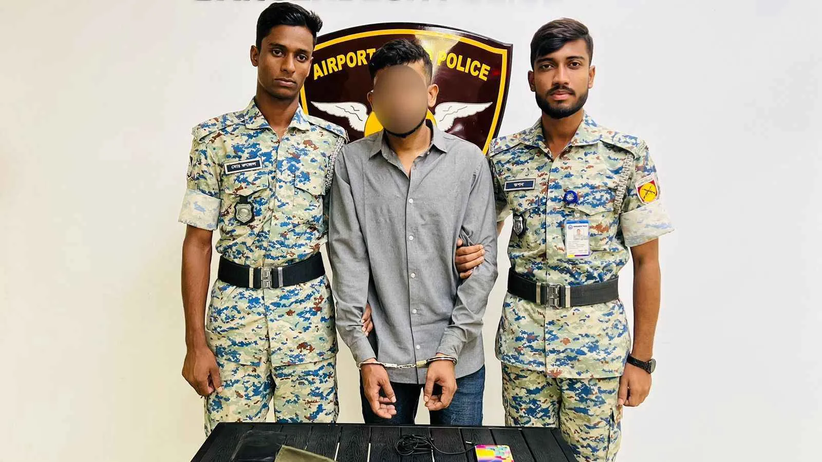 কাস্টমস্ অফিসার পরিচয়ে প্রতারণা