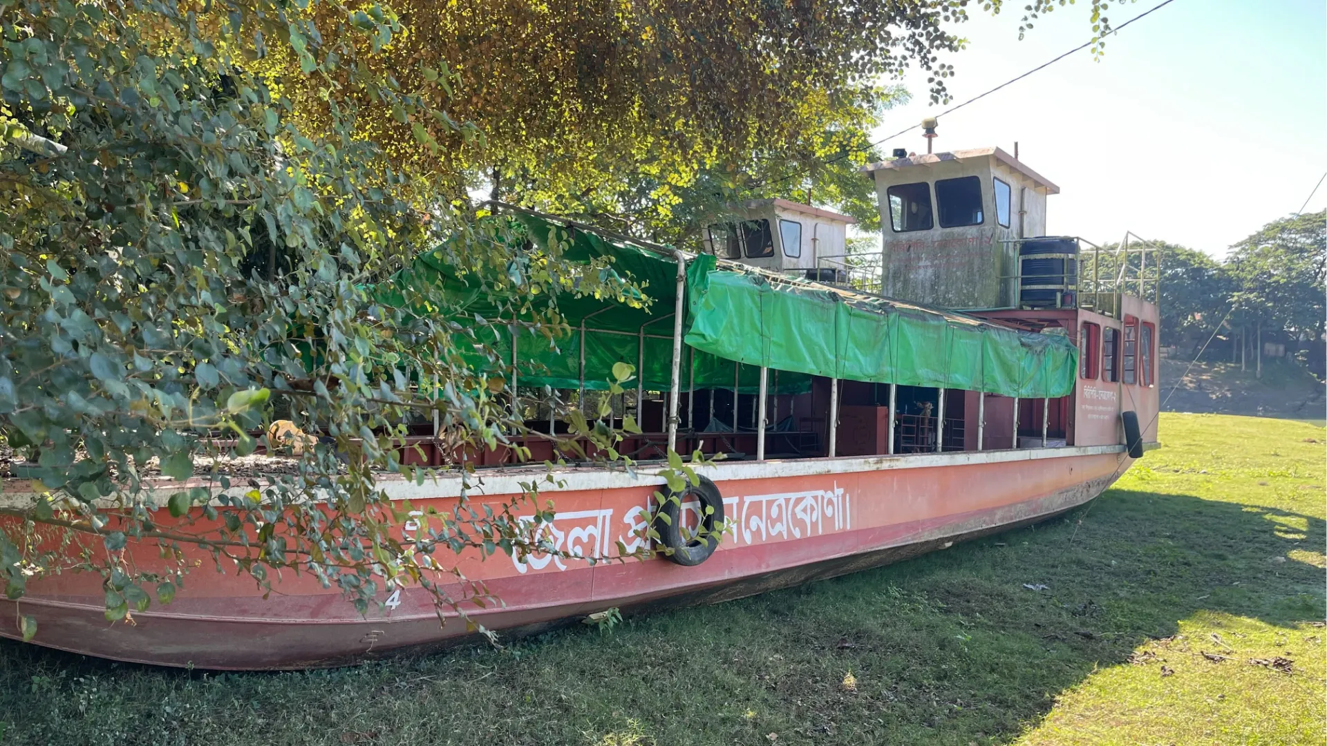 অযত্ন-অবহেলায় নষ্ট হচ্ছে কোটি টাকার উদ্ধারকারী বোট