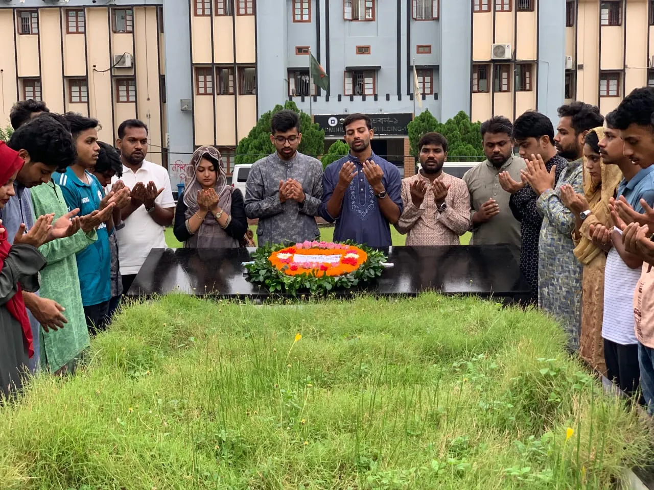 শহিদ শামসুজ্জোহা’র কবর জিয়ারত ও শ্রদ্ধা জানাল রাকসুতে ছাত্রদল মনোনীত প্যানেল
