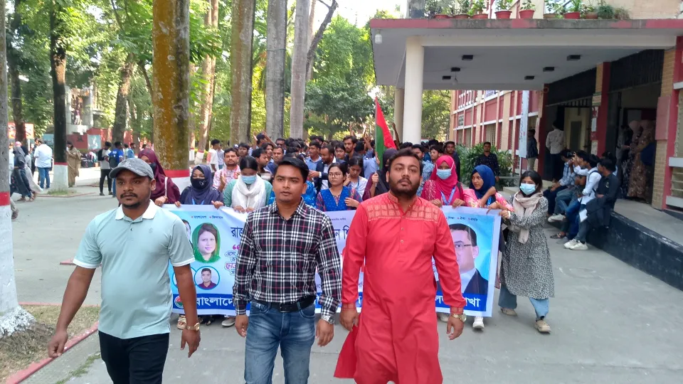 নবীনদের বরণে রাজশাহী কলেজ ছাত্রদলের শুভেচ্ছা মিছিল