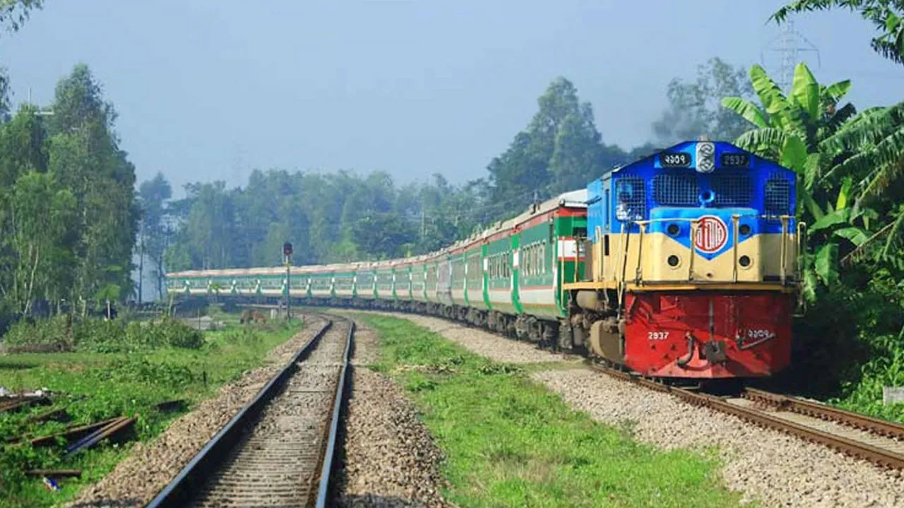 ট্রেন দুর্ঘটনায় নিভে গেল তিন প্রাণ