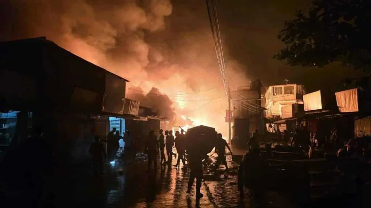 খাগড়াছড়িতে ভয়াবহ আগুনে পুড়ল ১৪ দোকান