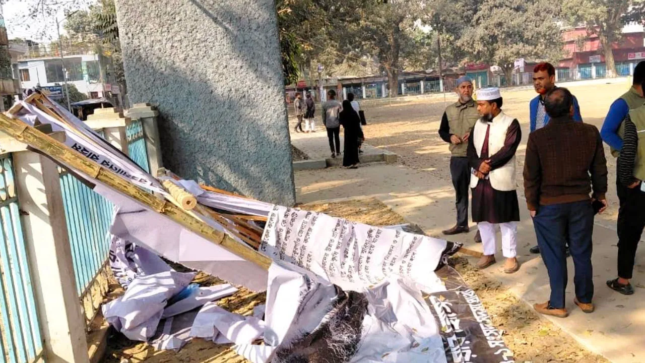 ঠাকুরগাঁওয়ে জামায়াত প্রার্থীর বিলবোর্ড ভাঙচুর