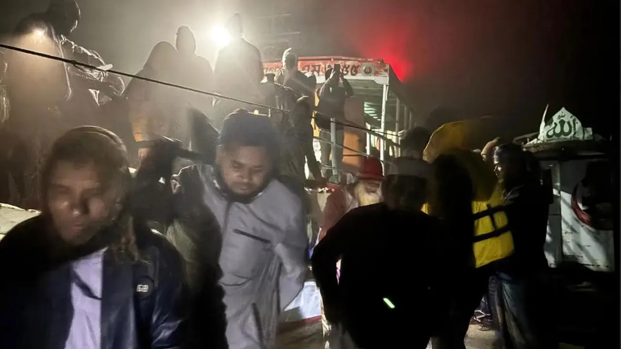 পদ্মার চরে আটকা যাত্রীদের উদ্ধার