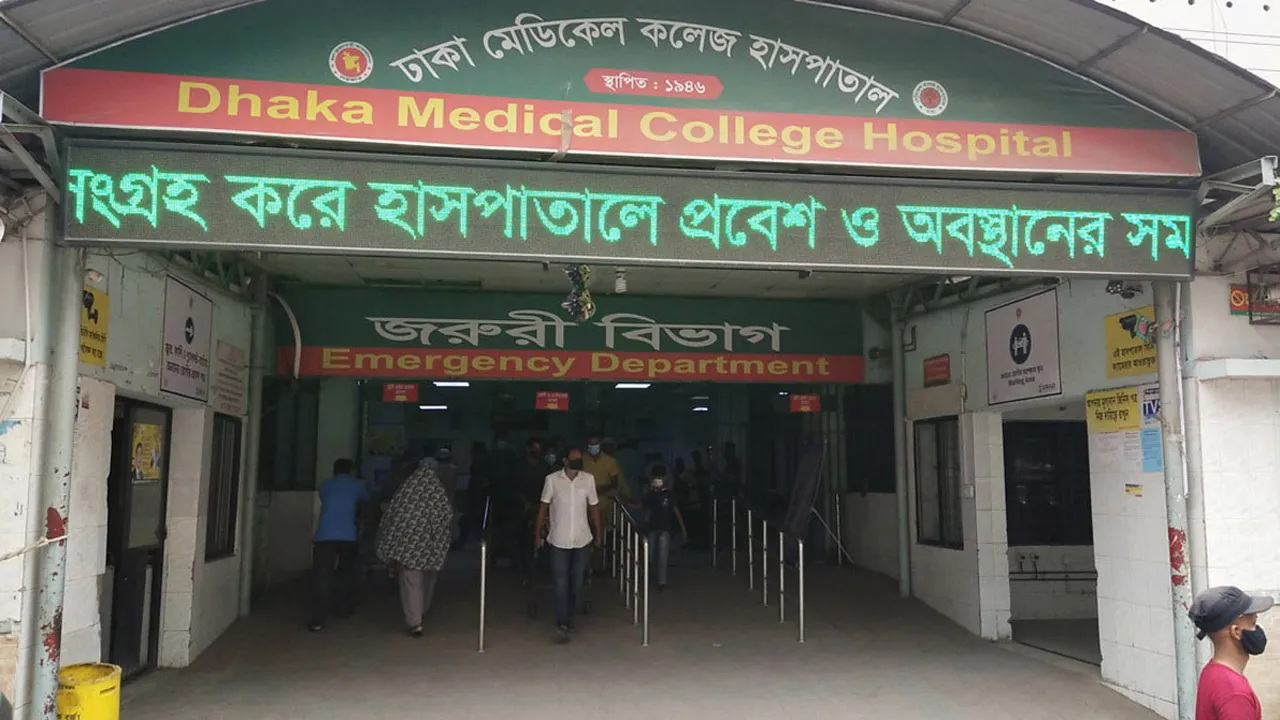 ছাদে ধূমপানে বাধা, ছুরিকাঘাতে যুবক আহত