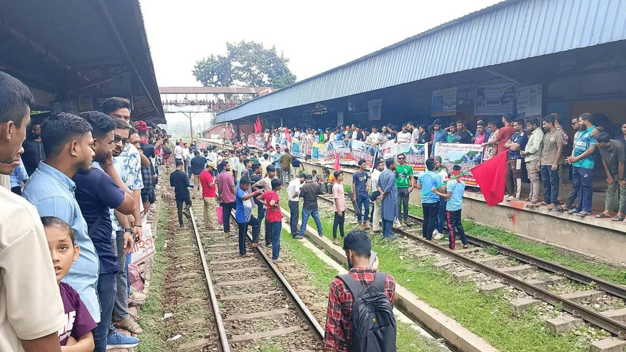 রেলপথে অবরোধে সিলেটের যাত্রা স্থবির, ভোগান্তিতে যাত্রী