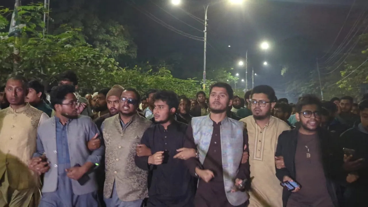 ডাকসুর বিক্ষোভে হাদি হত্যাচেষ্টার প্রতিবাদ