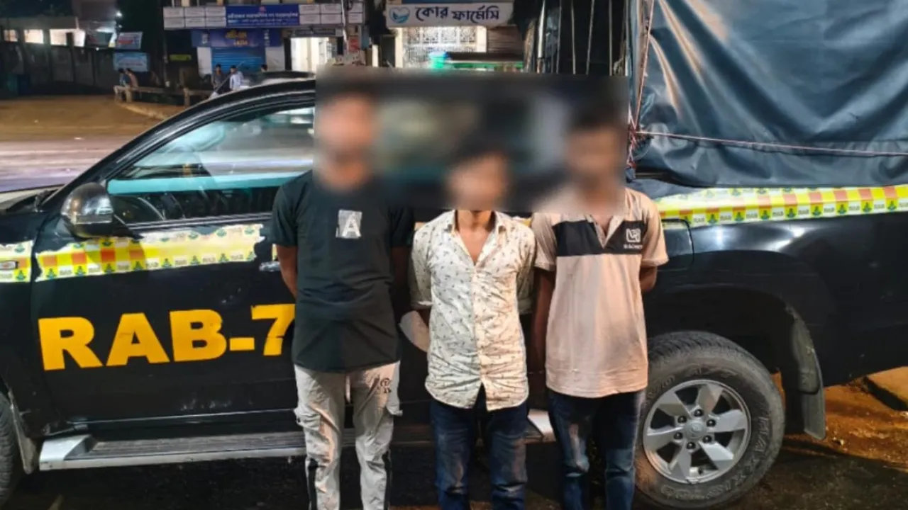 চট্টগ্রামে গাঁজা-ফেনসিডিলসহ তিন কারবারি গ্রেপ্তার