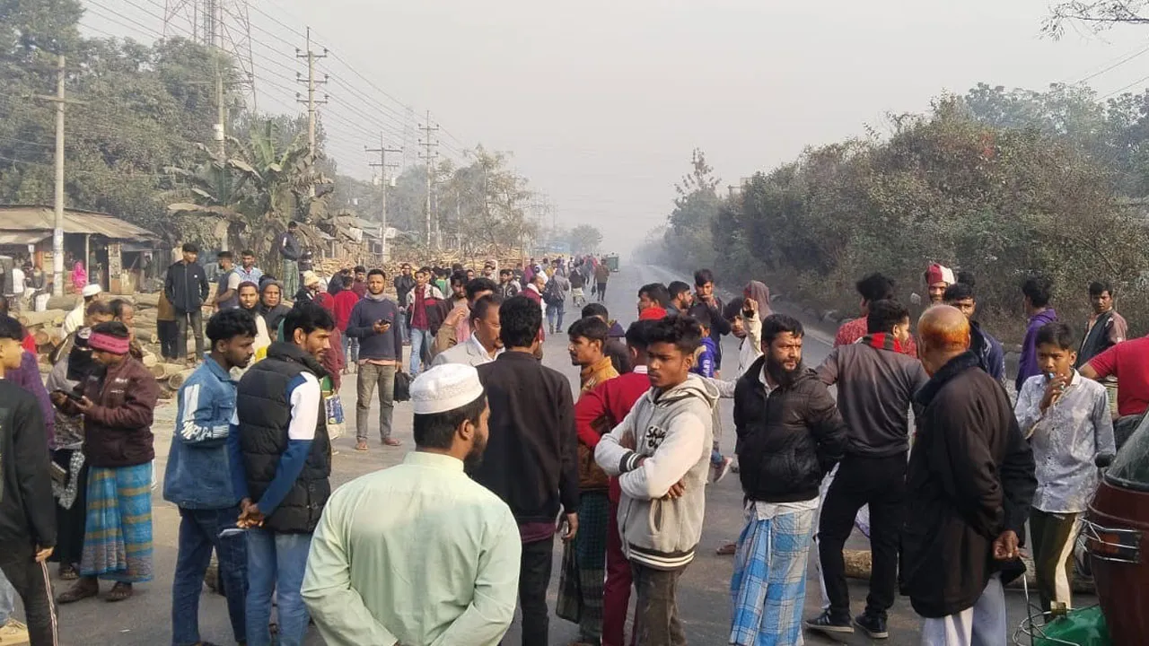 মহাসড়কে অটো চলাচলের দাবিতে অবরোধ