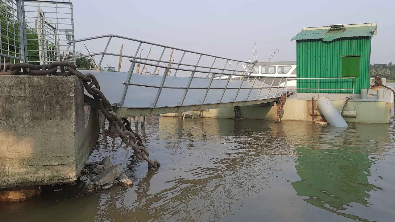 উদ্বোধনের আগেই জাহাজের ধাক্কায় ক্ষতিগ্রস্ত পন্টুন