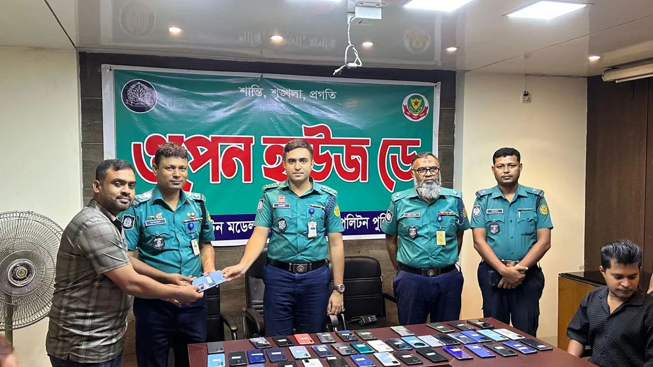 হারানো ৪৬ মোবাইল ফেরত পেলেন প্রকৃত মালিকরা
