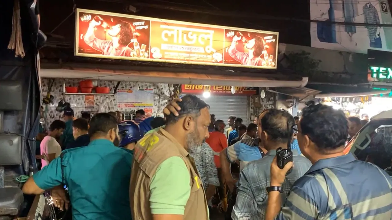 খুলনায় লাভলু হোটেলে সন্ত্রাসী হামলা, আহত চার