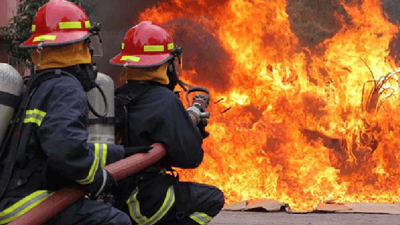 বনানীর বহুতল ভবনের গোডাউনে আগুন