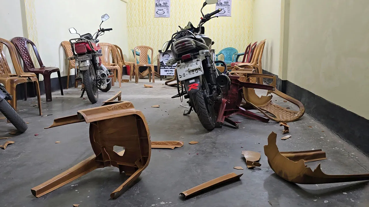 ঝিনাইদহে স্বতন্ত্র প্রার্থীর অফিসে হামলা-ভাঙচুর
