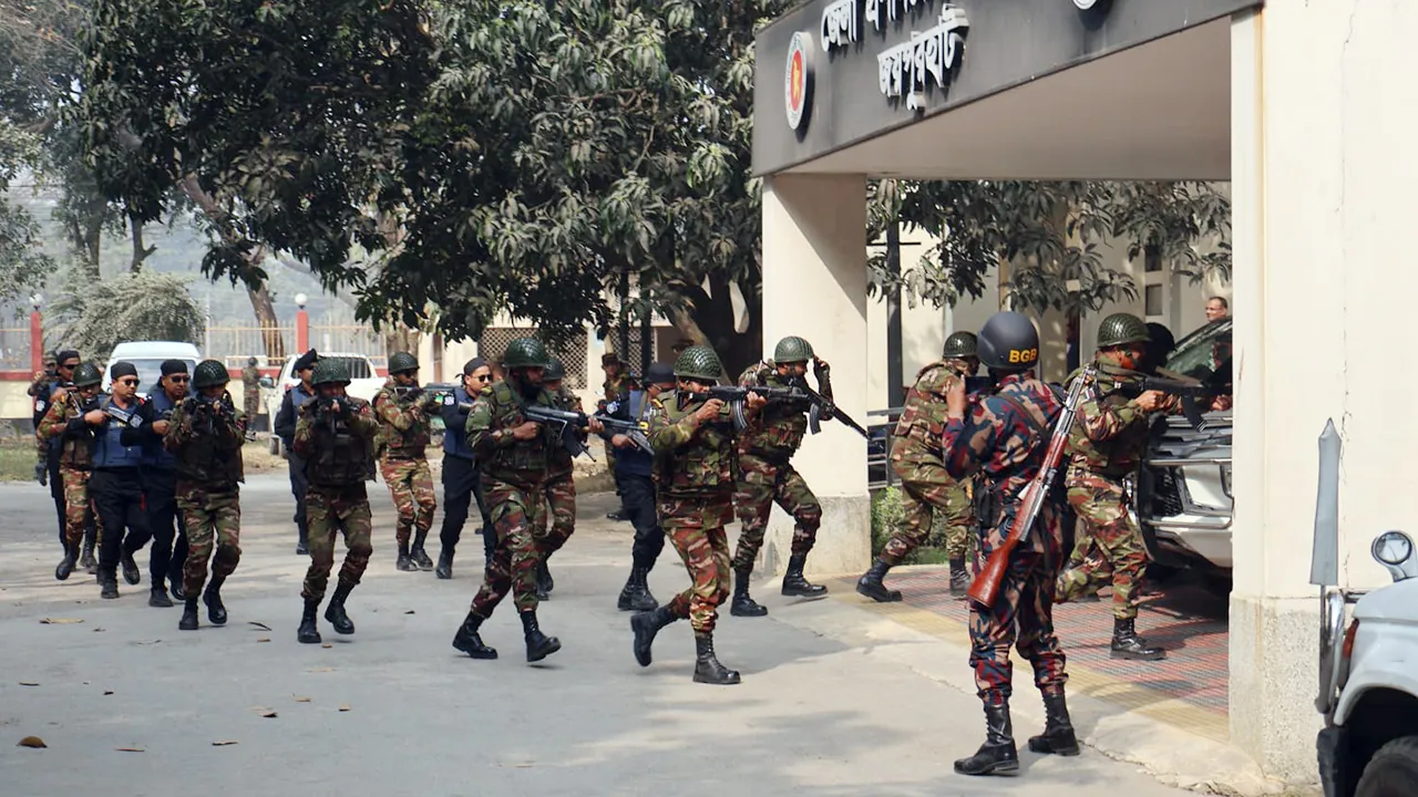 নির্বাচন ঘিরে জয়পুরহাটে যৌথবাহিনীর প্রস্তুতি মহড়া