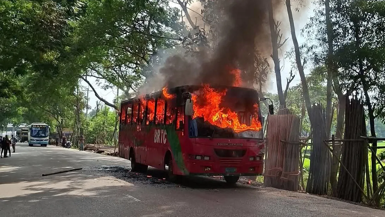 বরিশালে চলন্ত বাসে আগুন