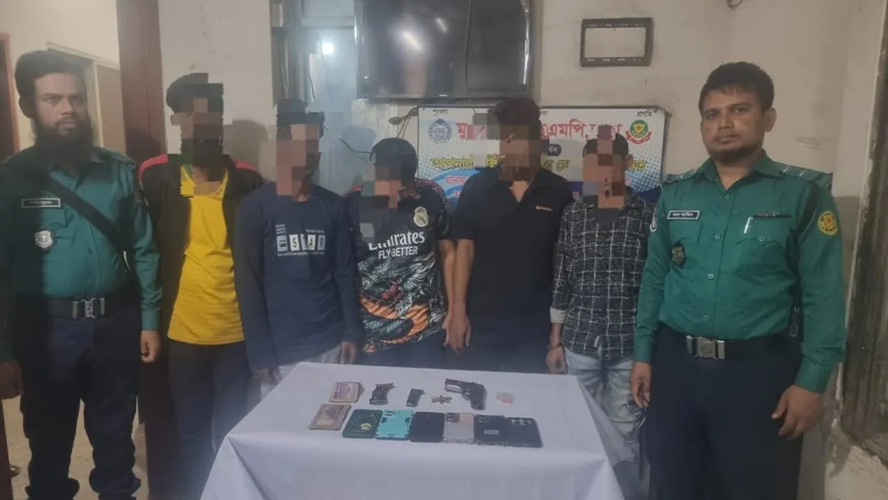 মুগদায় অস্ত্রসহ ৫ ডাকাত গ্রেপ্তার