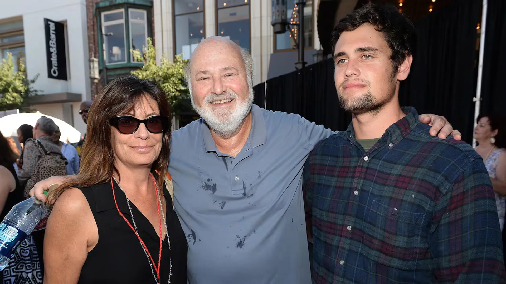 নিজ বাসভবনে খুন নির্মাতা রব ও তার স্ত্রী, গ্রেফতার ছেলে