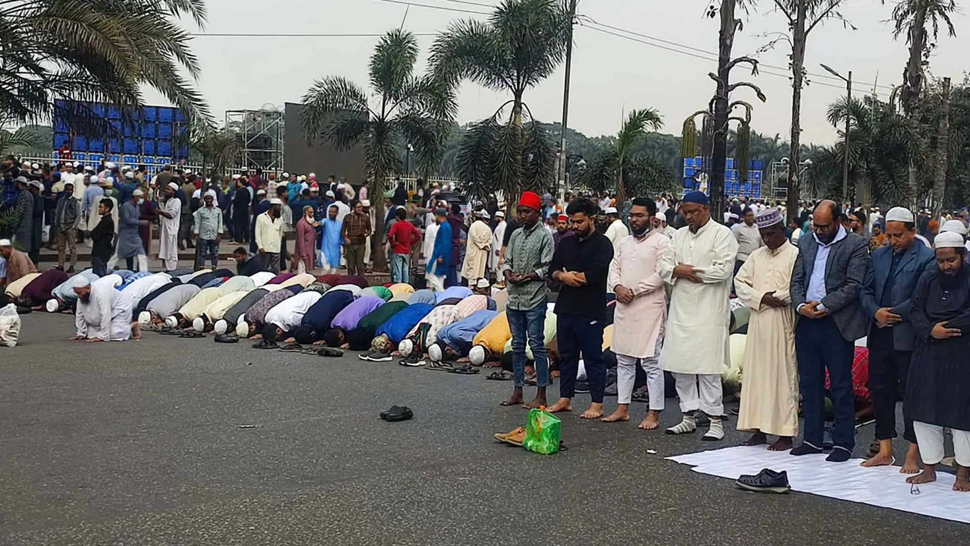 শোকের জনসমুদ্র সংসদ প্লাজা-সড়কে জোহরের নামাজ আদায়