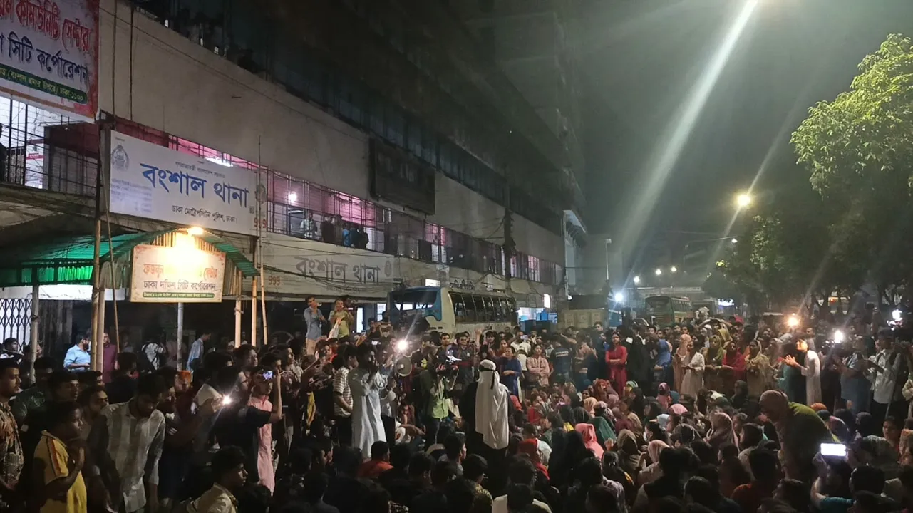 জুবায়েদের হত্যার বিচার দাবিতে বংশাল থানা ঘেরাও