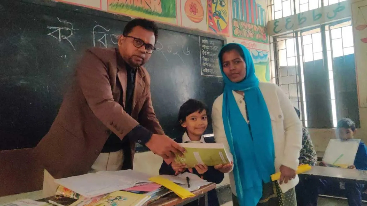 নতুন বছরে প্রাথমিকে বইয়ের আনন্দ, মাধ্যমিকে অপেক্ষা