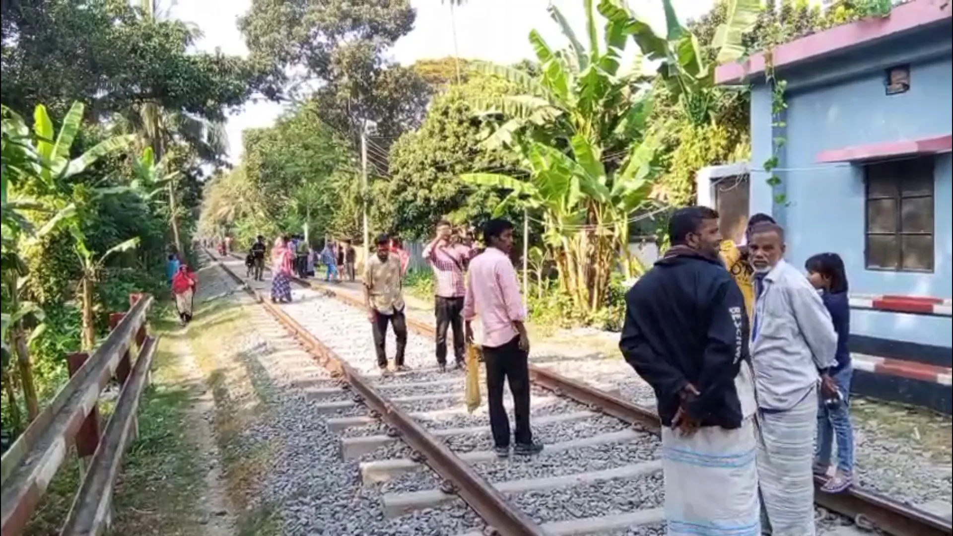 ফরিদপুরে চলন্ত ট্রেনের সামনে শুয়ে পড়লেন নারী, অতঃপর...