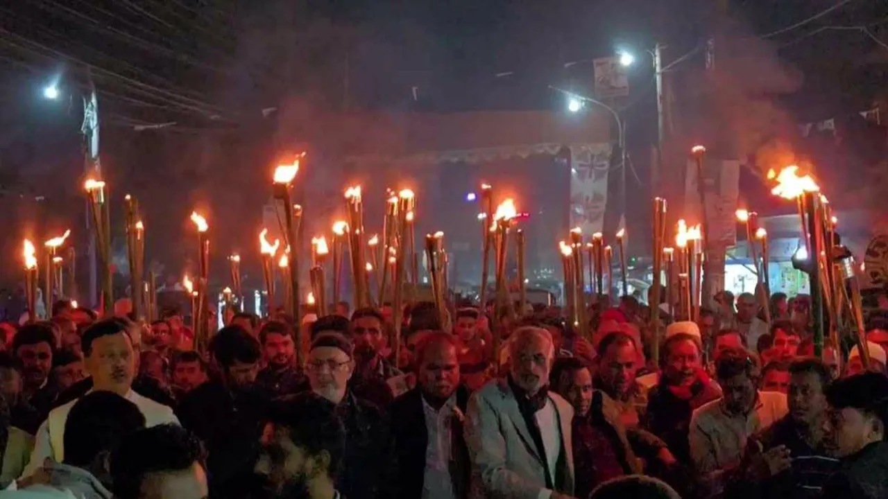 প্রার্থী পরিবর্তনের দাবিতে মশাল মিছিল