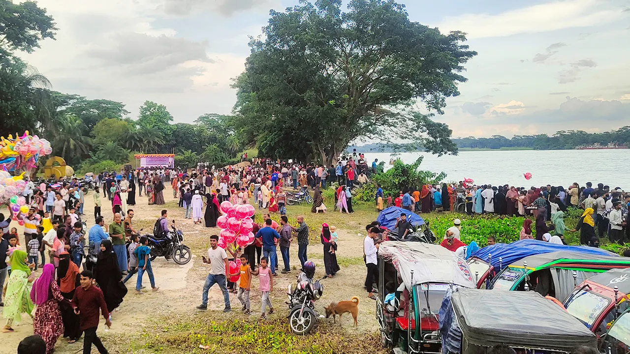 সন্ধ্যা নদীতে প্রথম নৌকা বাইচ