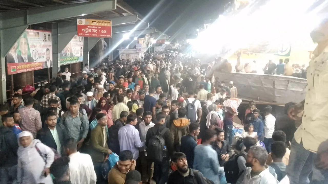 ভোটের টানে ঈদছাপিয়ে সদরঘাটের ভিড়