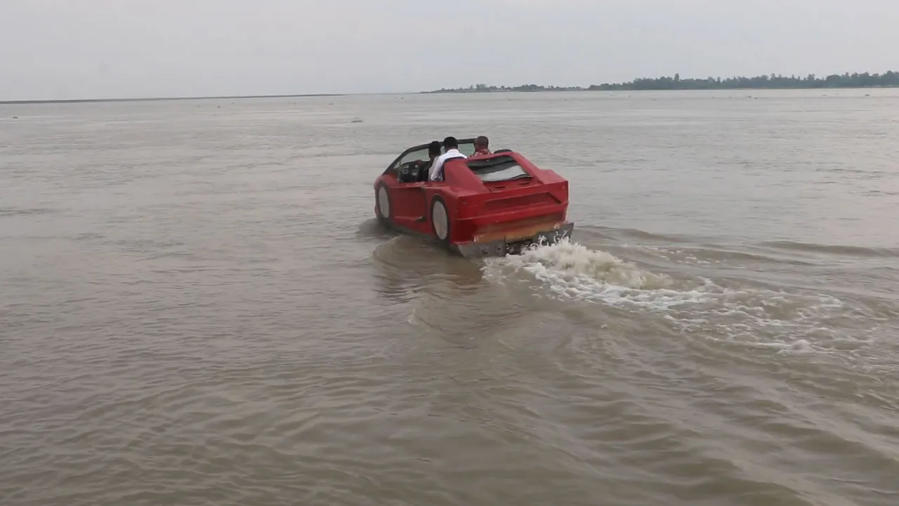 গাইবান্ধার ব্রহ্মপুত্রে রাহাতের তৈরি ভাসমান ‘ল্যাম্বরগিনি’