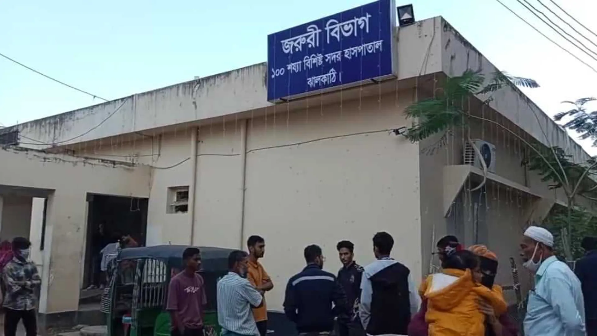 মোটরসাইকেলে ট্রলির ধাক্কায় স্ত্রী নিহত, স্বামী আহত