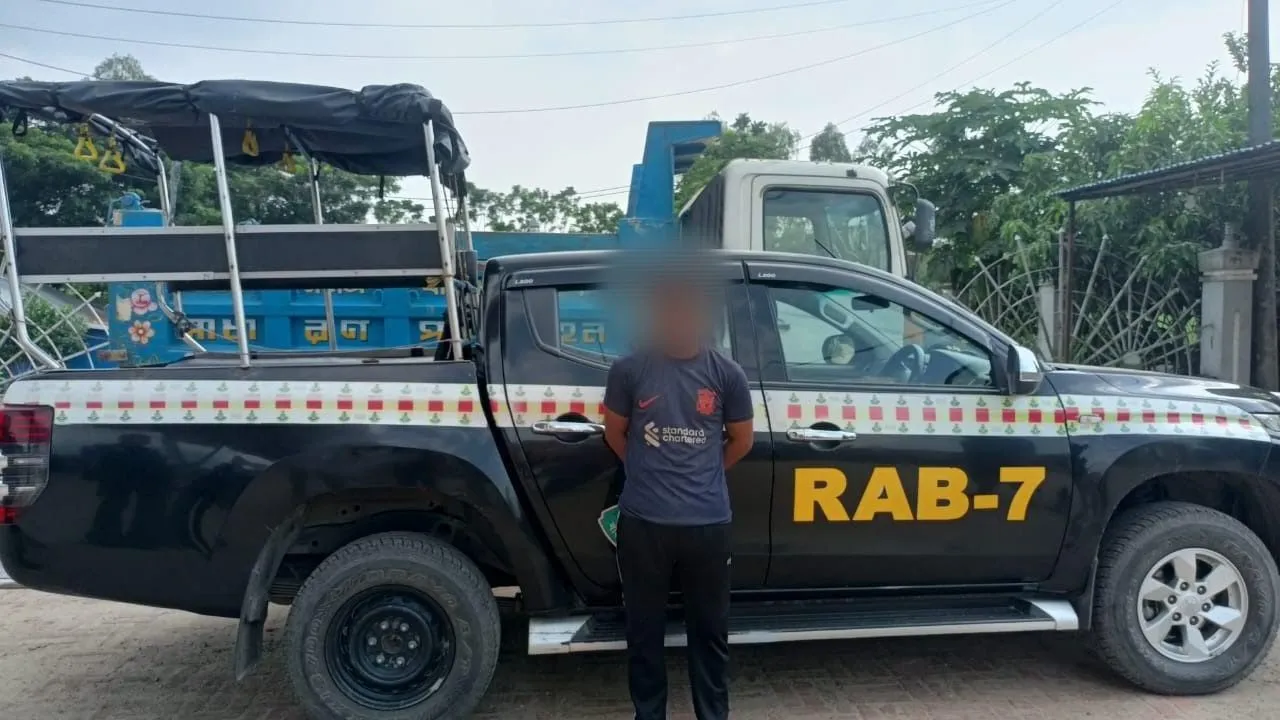 র‌্যাবের আভিযানে চট্টগ্রামে গ্রেপ্তার ডাকাত সর্দার