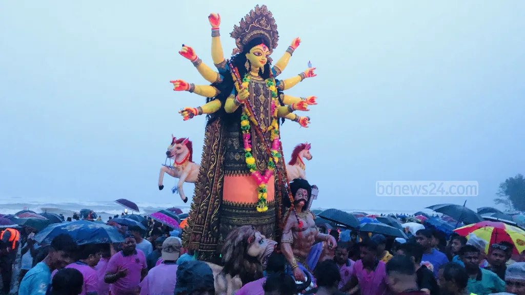 সৈকতে প্রতিমা বিসর্জন ও পর্যটকের উৎসবমুখর সমাগম