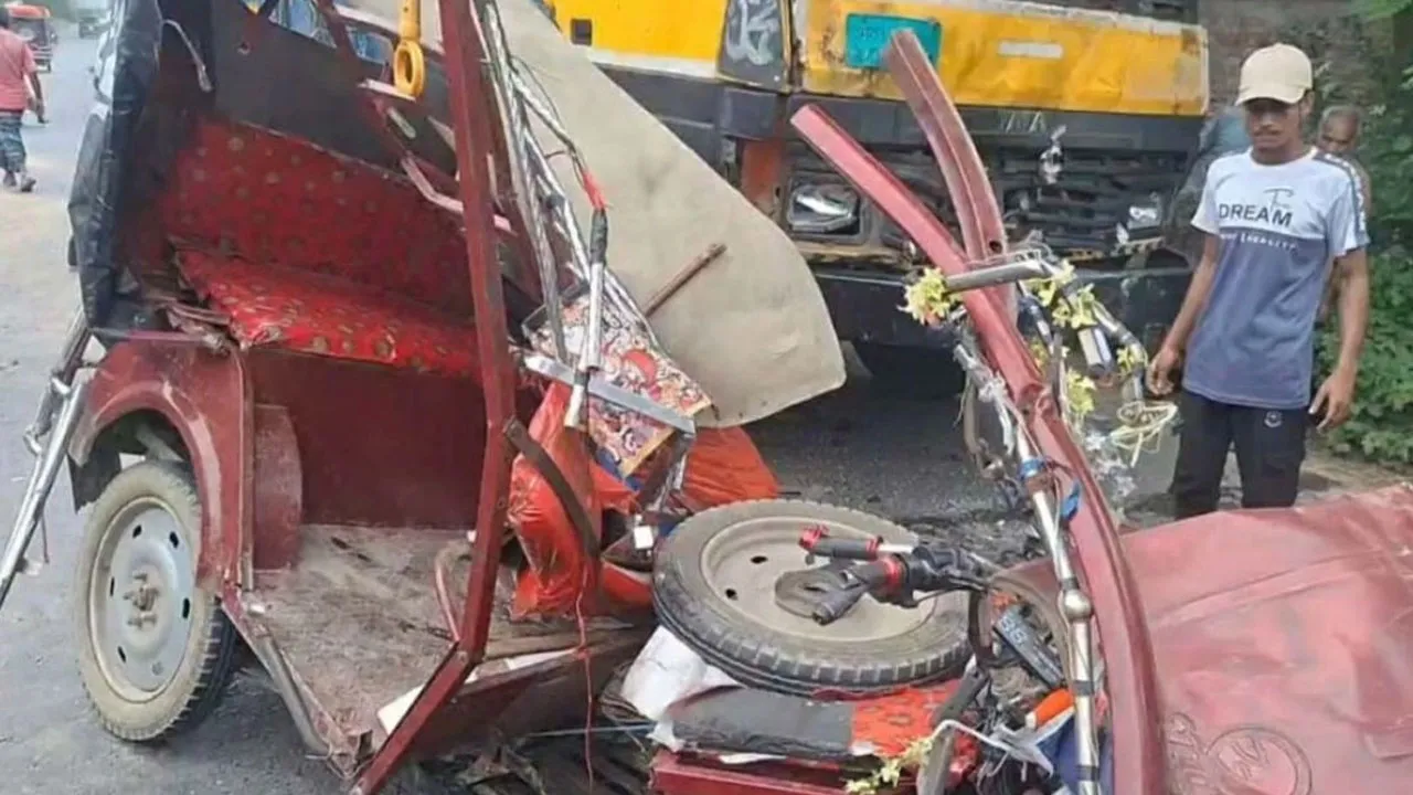 পরিবারসহ ফেরার পথে প্রাণ গেল যুবকের