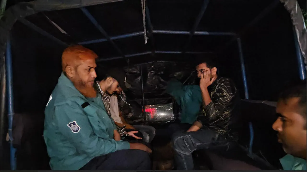 রাবিতে গাঁজা সেবনের সময় পাঁচ শিক্ষার্থী আটক