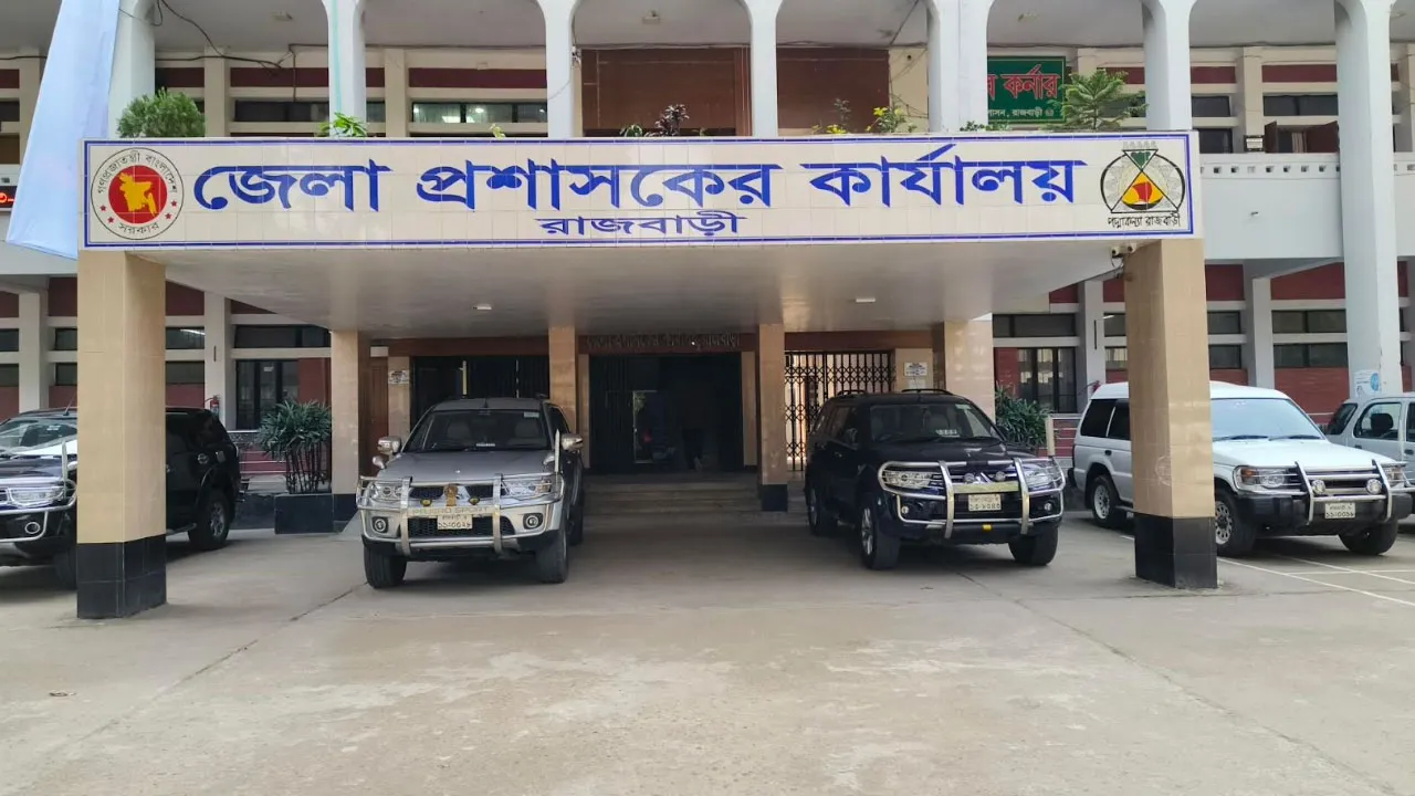 রাজবাড়ীতে ডিসি অফিসের নিয়োগ পরীক্ষায় প্রক্সি দিতে গিয়ে যুবক আটক