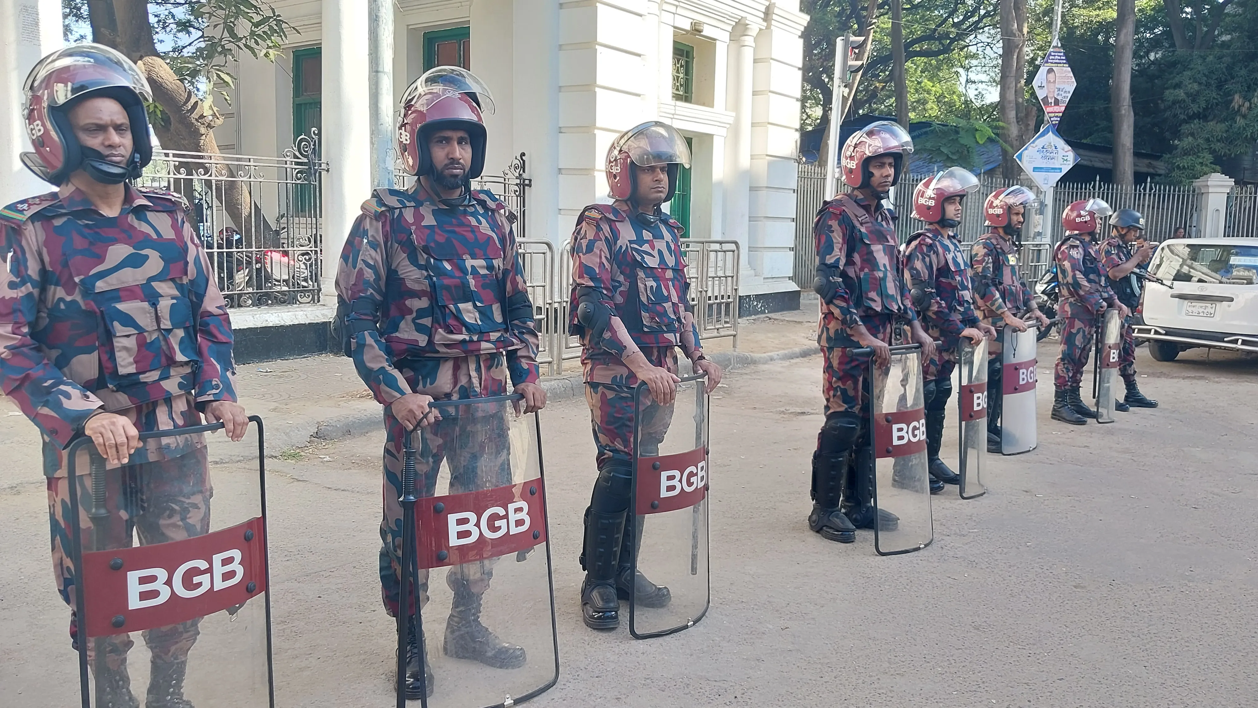 রায় ঘিরে আদালতপাড়া নিরাপত্তার চাদরে মুড়ানো