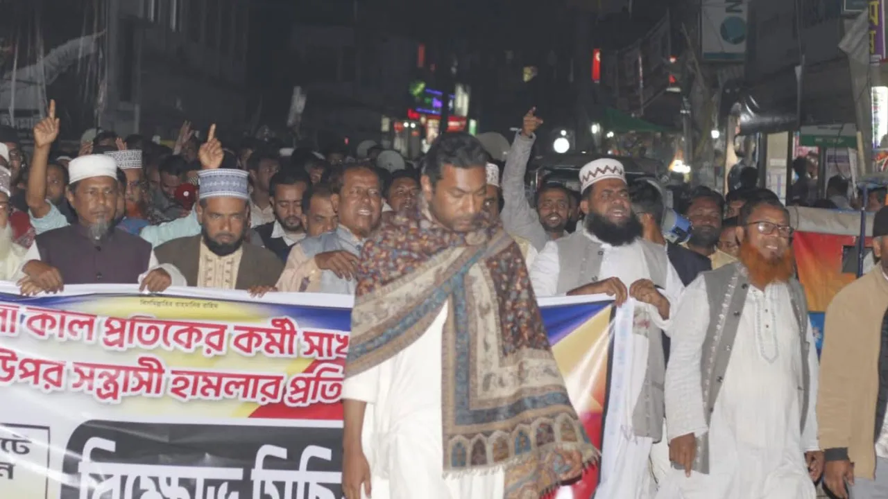 ব্যানার টানাকে কেন্দ্র করে উত্তেজনা, সেনবাগে শাপলা কলির বিক্ষোভ