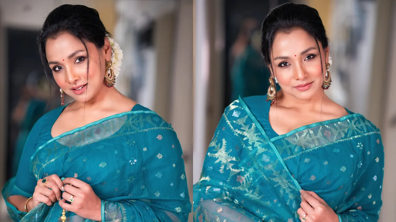 জামদানি শাড়িতে মুগ্ধ করেছেন রুনা খান