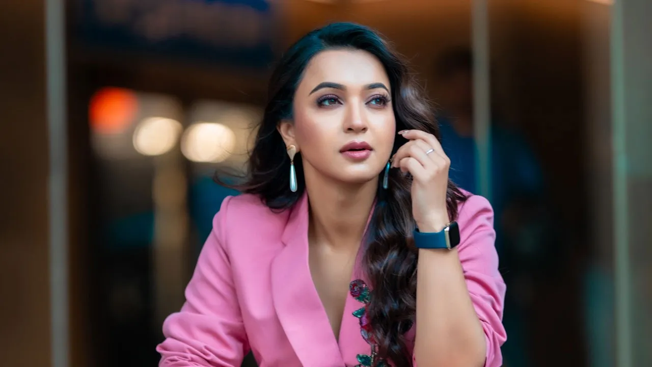 আদালতের ময়দানে কৌশানীর লড়াকু রূপ