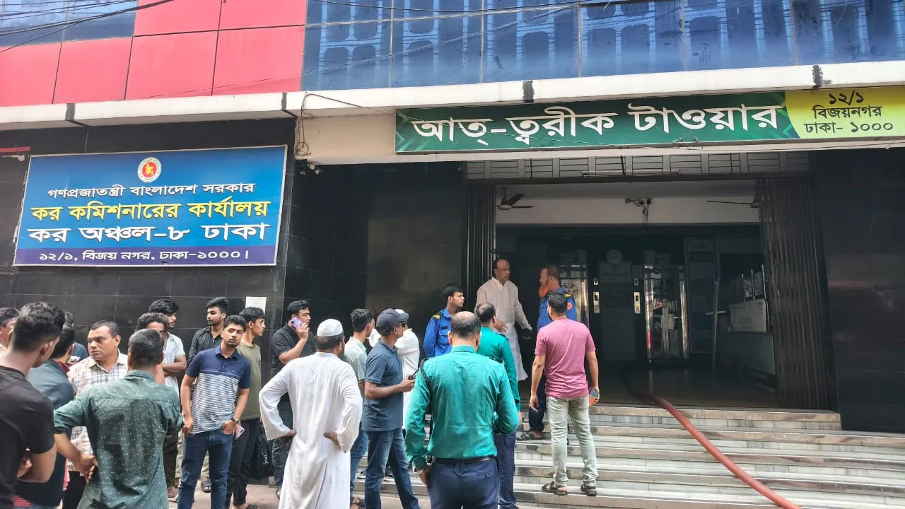 সেগুনবাগিচার বহুতল ভবনে আগুন, দ্রুত নিয়ন্ত্রণ