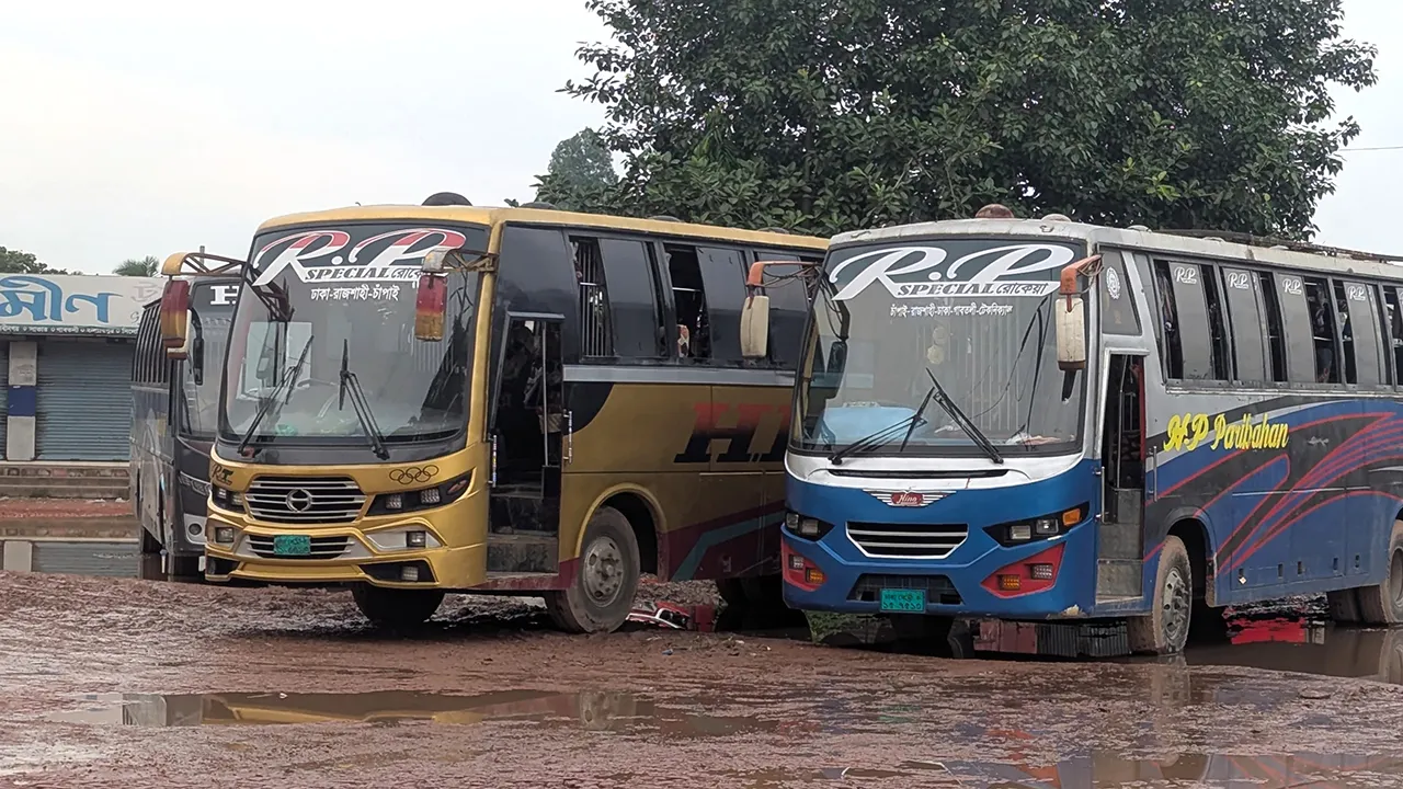 নাটোর-ঢাকা রুটে বাস চলাচল স্থবির, দুর্ভোগে সাধারণ যাত্রী