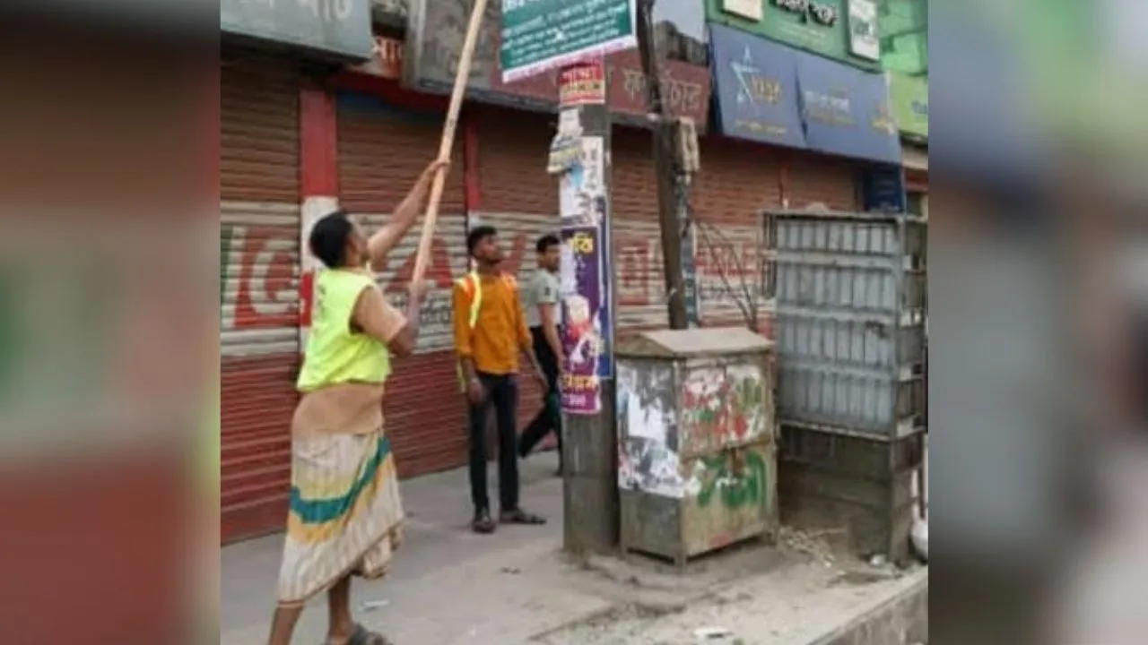 বাড্ডায় অবৈধ ব্যানার উচ্ছেদ ডিএনসিসির