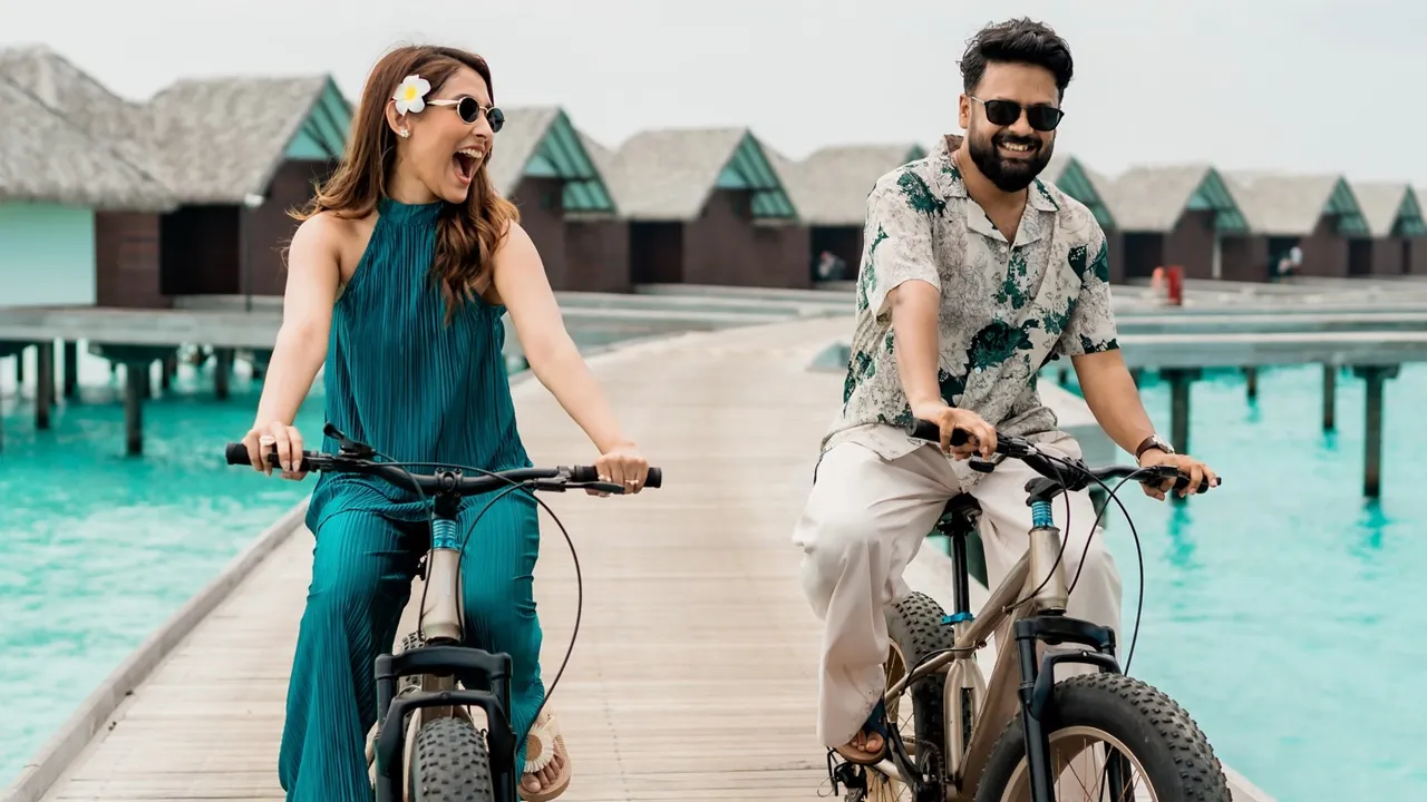 মালদ্বীপে প্রেমের রঙে মেহজাবীন-আদনান