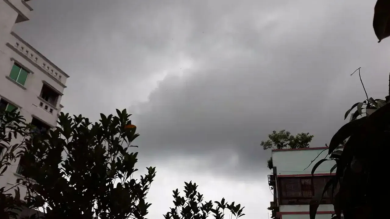 ঢাকায় কিছুটা কমছে গরম, আকাশ থাকবে মেঘলা