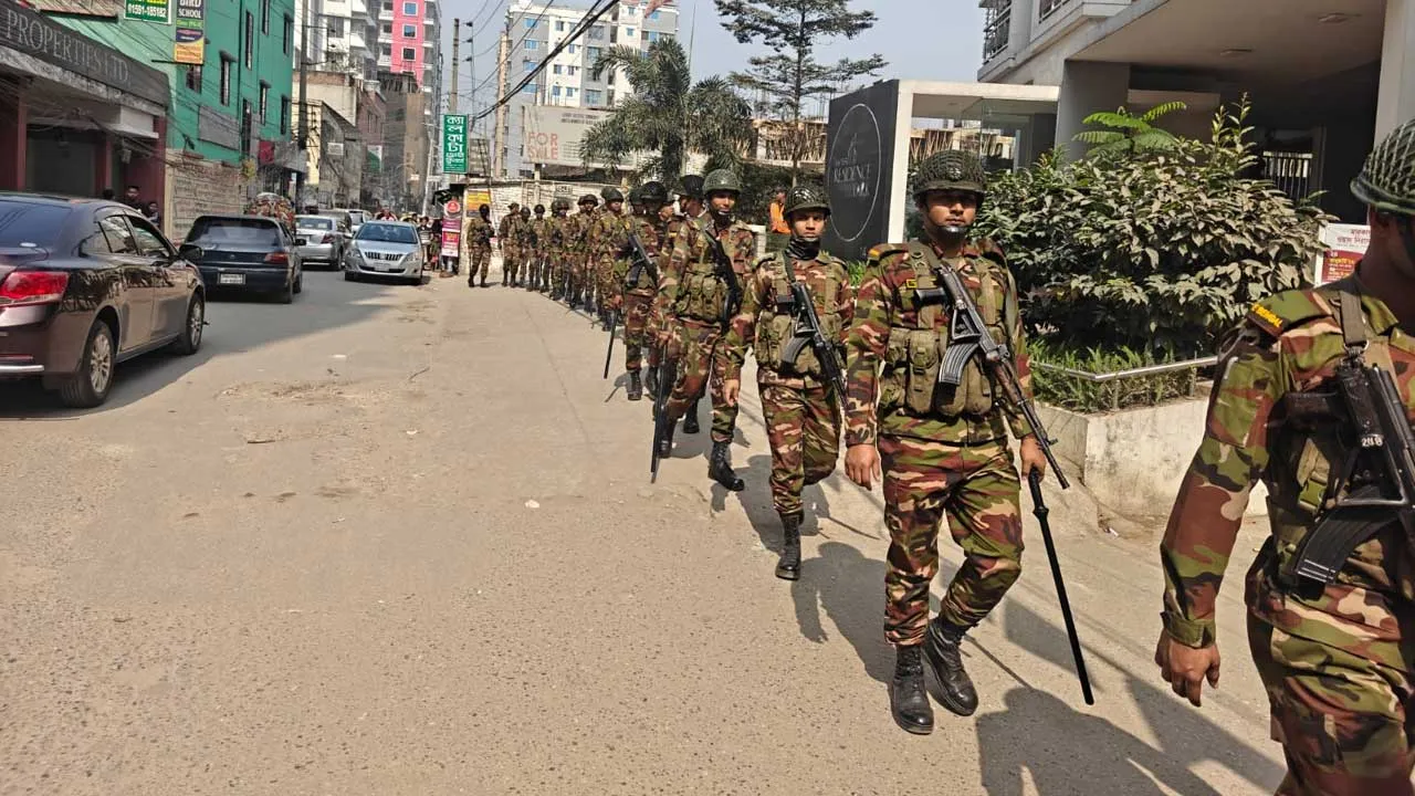 নির্বাচনী নিরাপত্তায় মোহাম্মদপুরে সেনা টহল