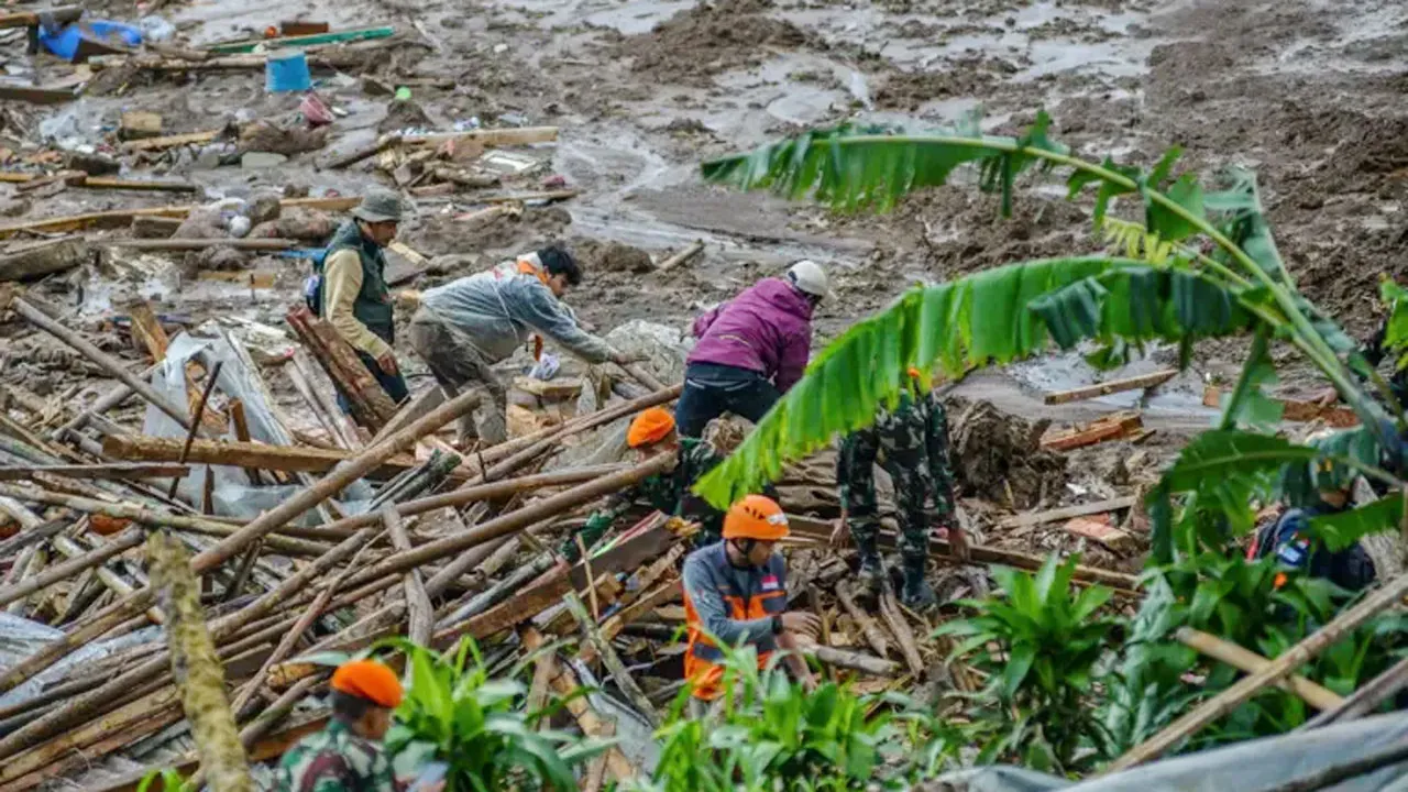 ইন্দোনেশিয়ায় ভয়াবহ ভূমিধস