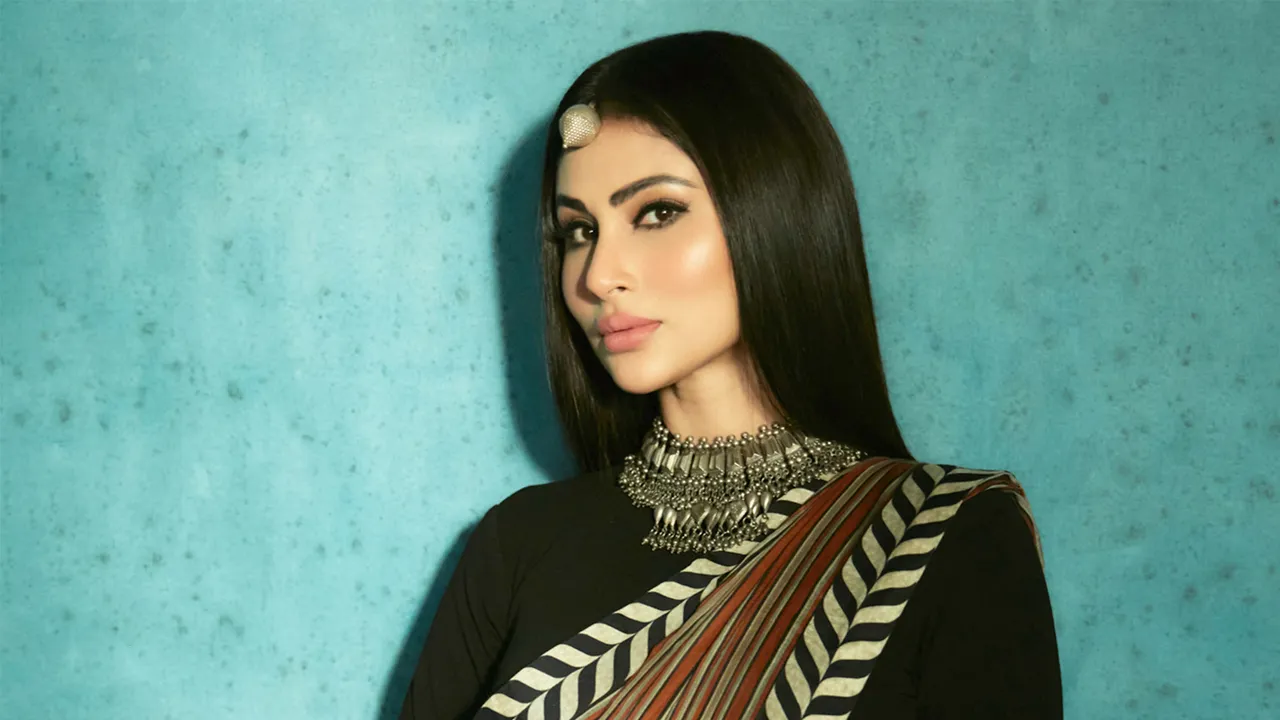 মঞ্চেই লাঞ্ছনা, প্রতিবাদে মুখ খুললেন মৌনী